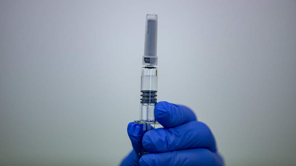 Koronavirüs aşısı yaptıran kişi virüs bulaştırır mı?