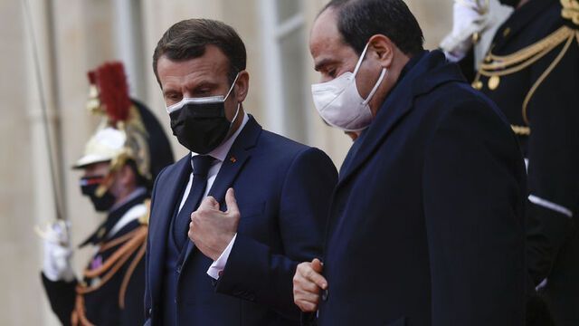 Macron'dan Sisi'ye 'gizli' madalya!