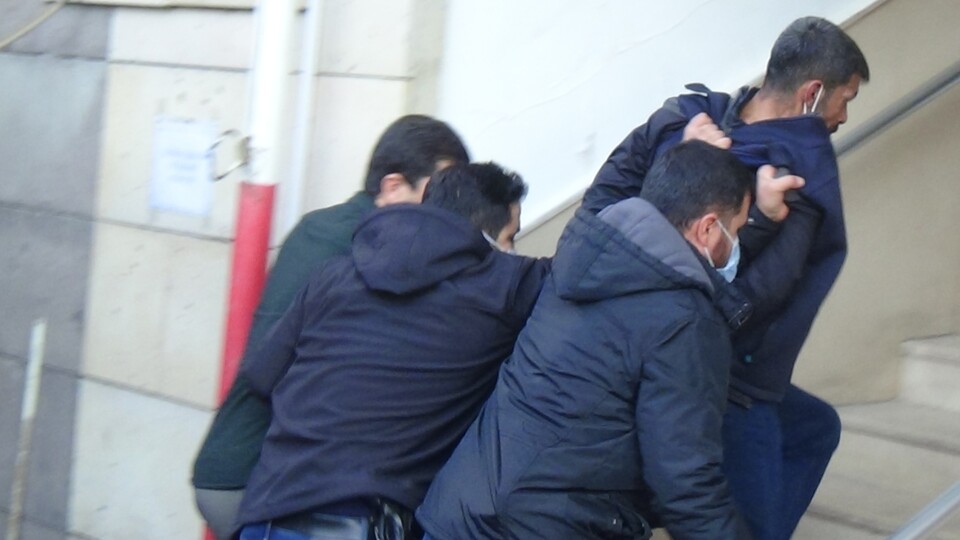 3 yaşındaki çocuğu kaçırmak isterken yakalandılar!