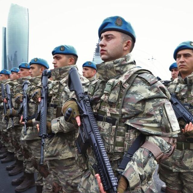Dağlık Karabağ zaferi için Bakü'de askeri tören!