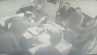 Dehşet anları kamerada! Karşılıklı silahlar çekildi