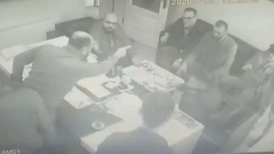 Dehşet anları kamerada! Karşılıklı silahlar çekildi