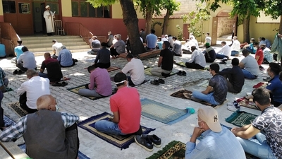 65 yaş üstü ve 20 yaş altı cuma namazına gidebilir mi?