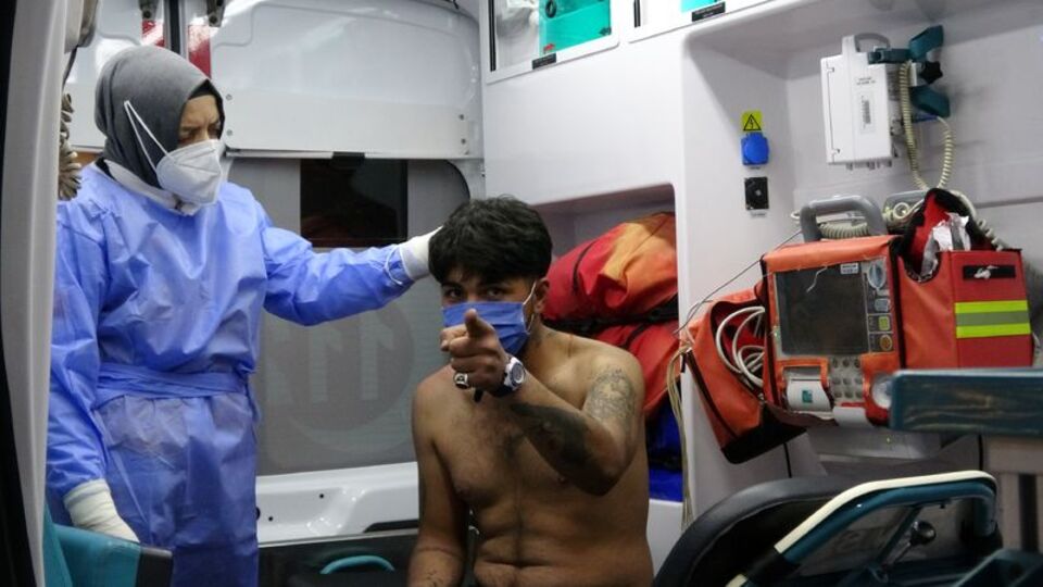 Ambulansta linci polis engelledi!