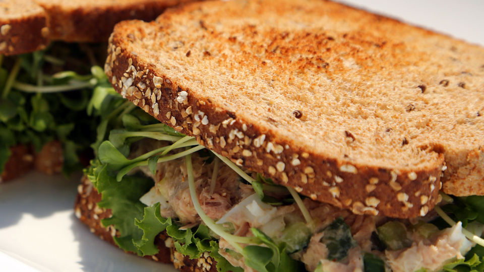 Ton balıklı sandviç nasıl yapılır?