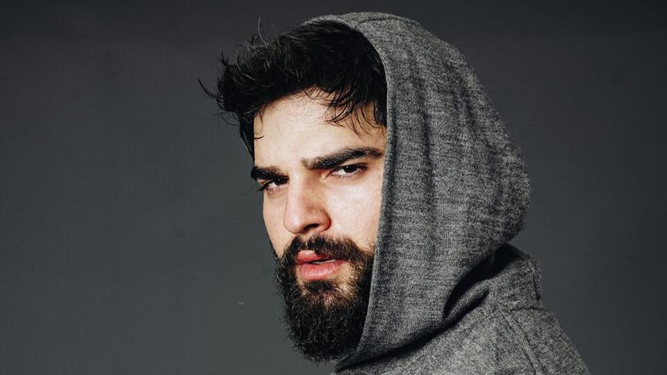 Yakın dövüş dersleri alıyor