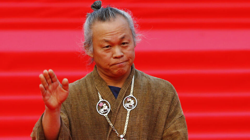 Ünlü yönetmen Covid-19'a yenik düştü