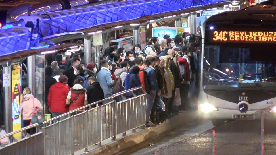 Metrobüs ve tramvay duraklarında korkutan kalabalık!