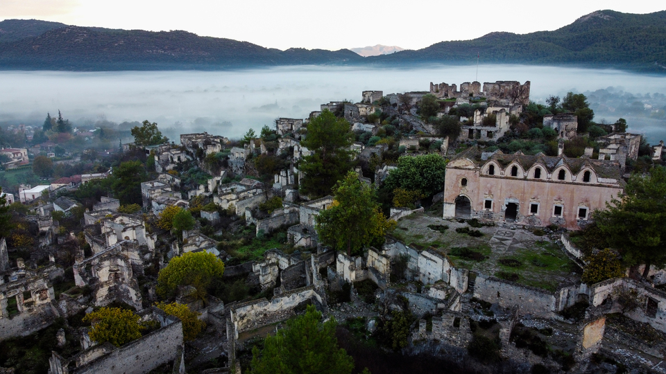 'Hayalet köy'ün puslu manzarası ilgi görüyor