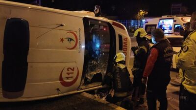 Ambulans personel servisiyle çarpışıp devrildi: 14 yaralı