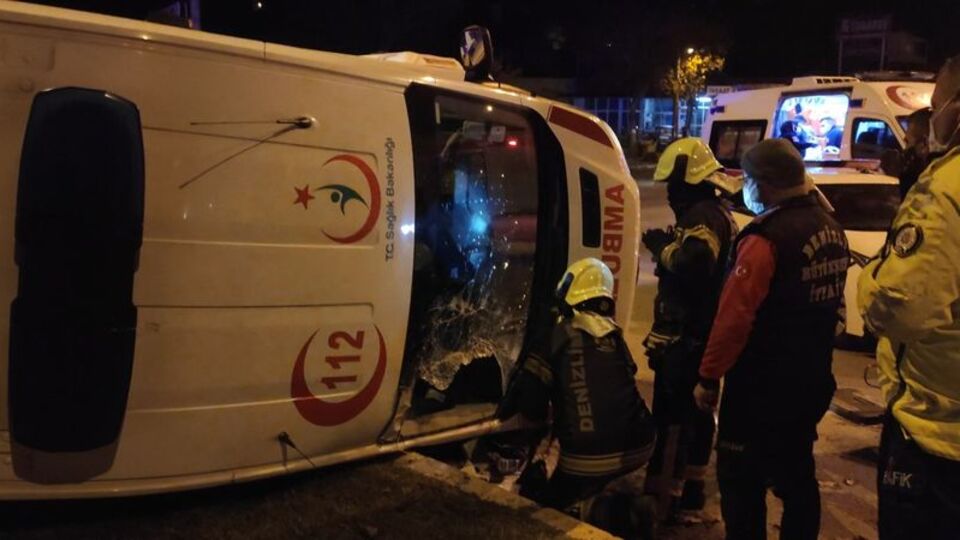 Ambulans personel servisiyle çarpışıp devrildi: 14 yaralı