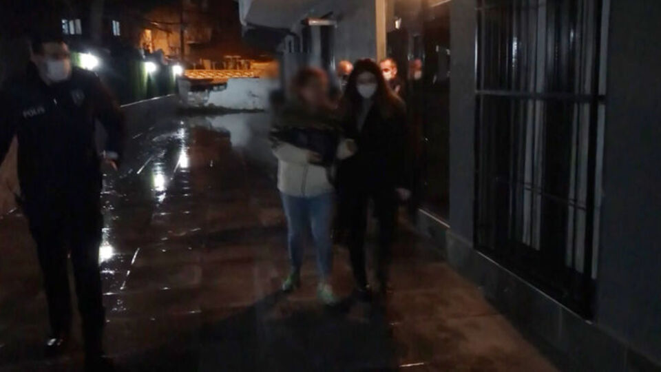 Alkollü kadın yardım butonuna basınca!