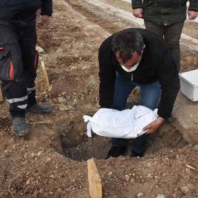 Annesi arsaya bırakmıştı! En ağır cenaze!