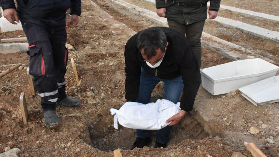 Annesi arsaya bırakmıştı! En ağır cenaze!