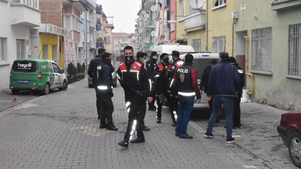 Annesini bıçakla rehin aldı!