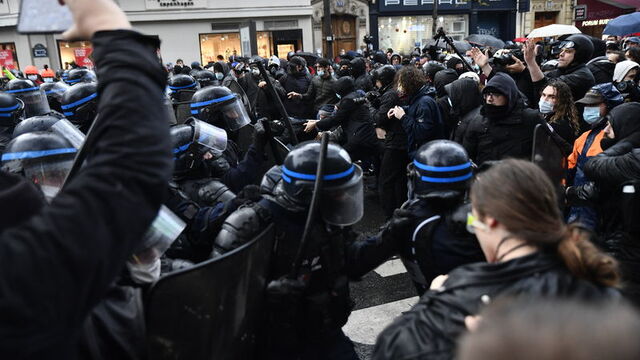 Macron'a karşı İslamofobi protestosu!
