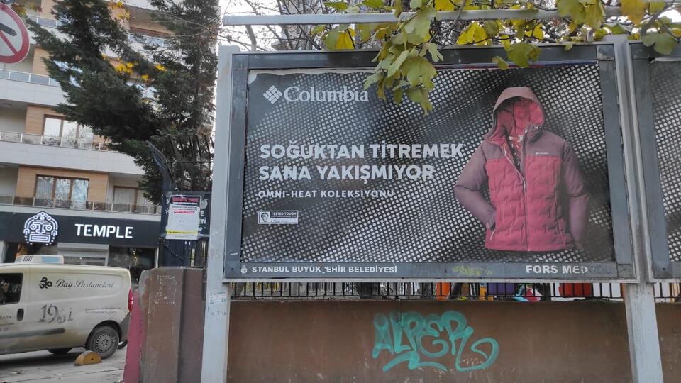 Reklam afişinde soğuk espri!