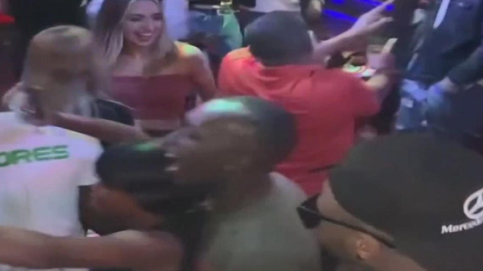 Salgına rağmen parti düzenlediler!