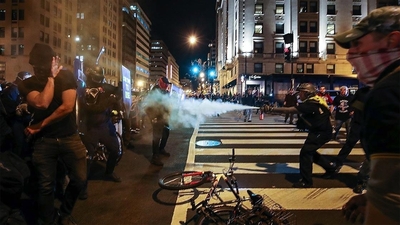 Washington'da karşıt gruplar birbirine girdi