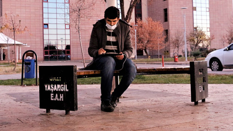 Covid tedavisi gören babasına refakatçi öğretmen, bahçede uzaktan eğitim veriyor