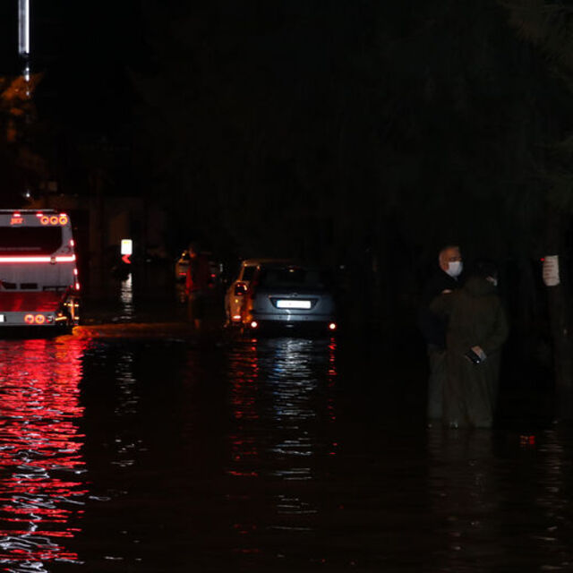 İzmir'de sel felaketi! 2 ölü