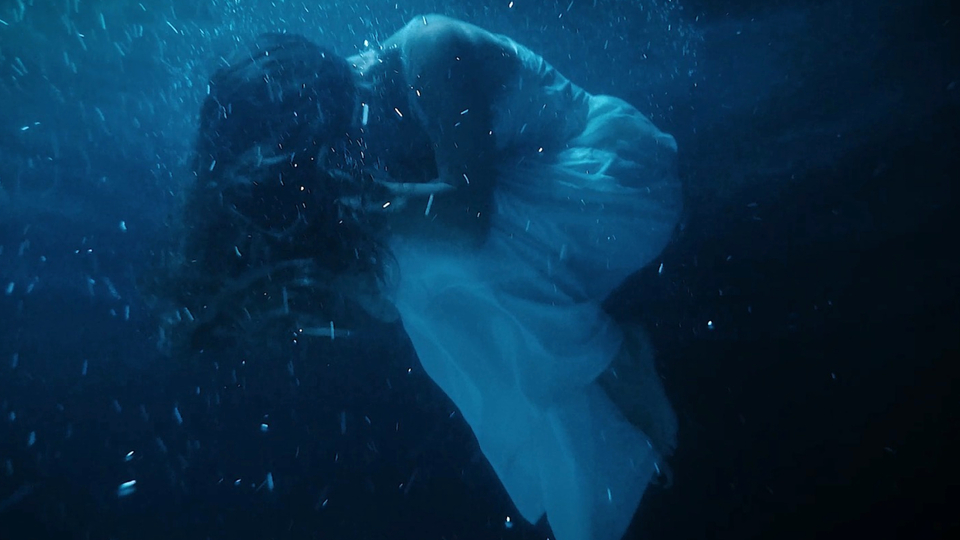 Klip için kasım ayında denize girdi