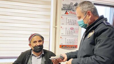 Çektiği krediyi cami tuvaletinde unuttu