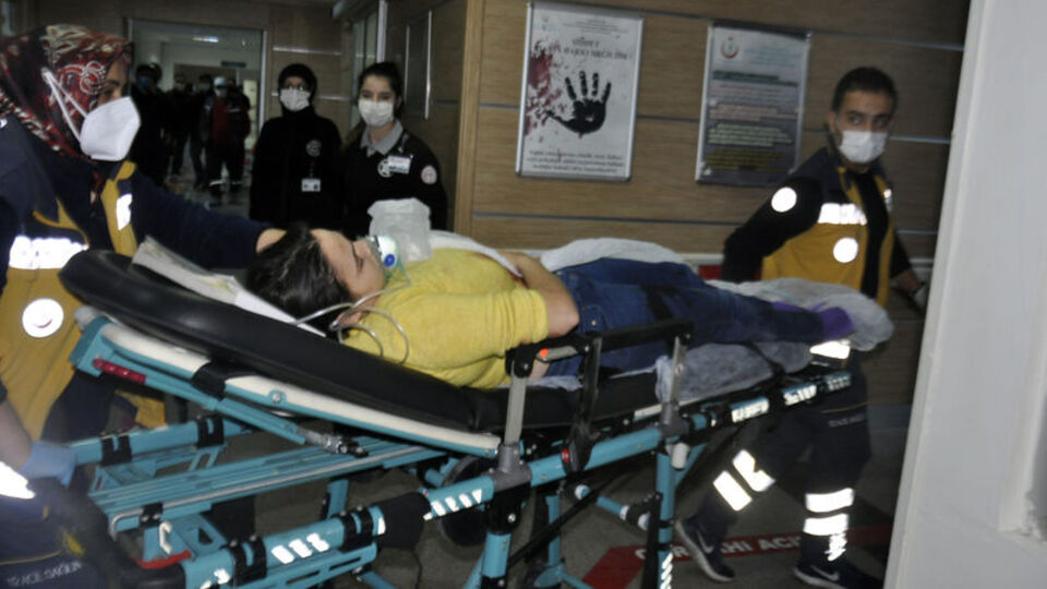 Kavga ettiği eşi ile baldızını bıçakladı