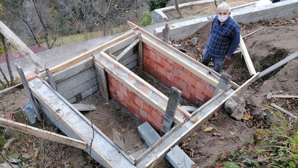 "Salgın var ölebilirim" diyerek ölmeden mezarını kazdı!