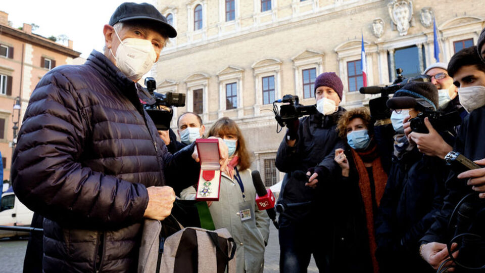 İtalyan gazeteci-yazar Augias, Fransız onur nişanını iade etti!