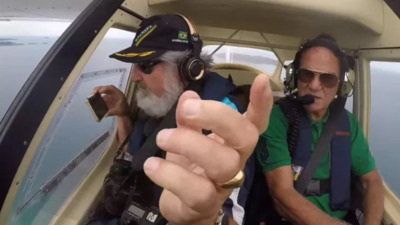 Telefonunu uçaktan düşürdü!