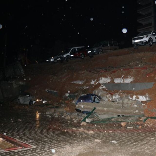 İstinat duvarı çöktü, 3 otomobil hurdaya döndü