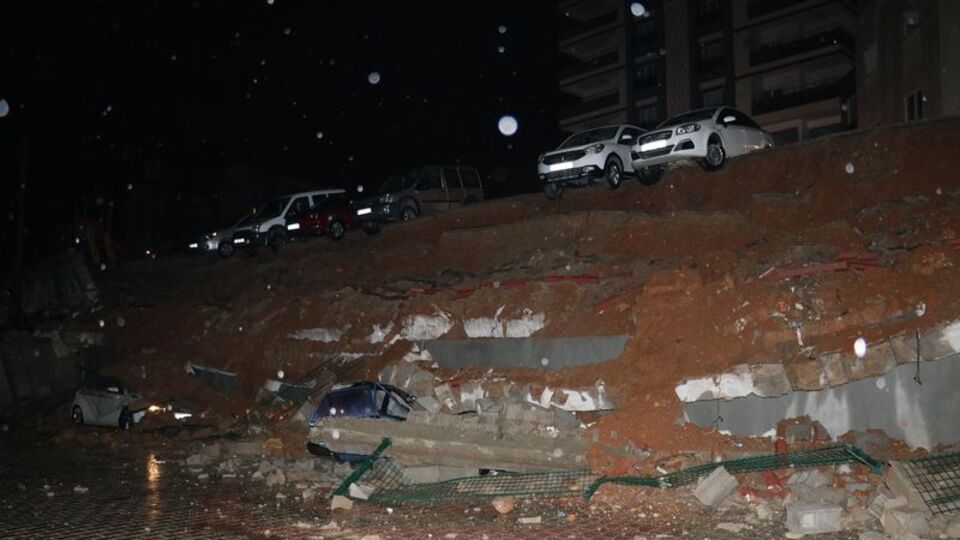 İstinat duvarı çöktü, 3 otomobil hurdaya döndü