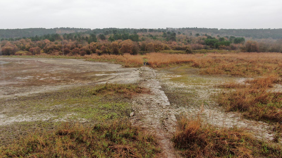Terkos Gölü'nde sular çekilince gün yüzüne çıktı