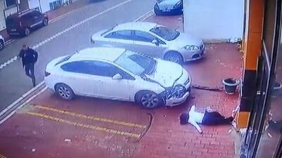 Dehşet anı kamerada! 18. kattan düştü