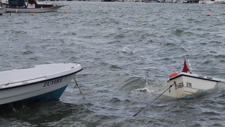 İzmir'i fırtına vurdu! 5 tekne battı
