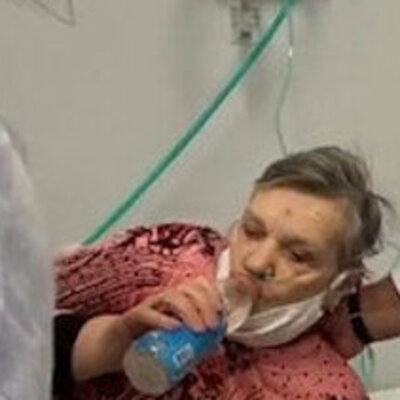 Ülke lideri korona hastalarıyla el ele kol kola!