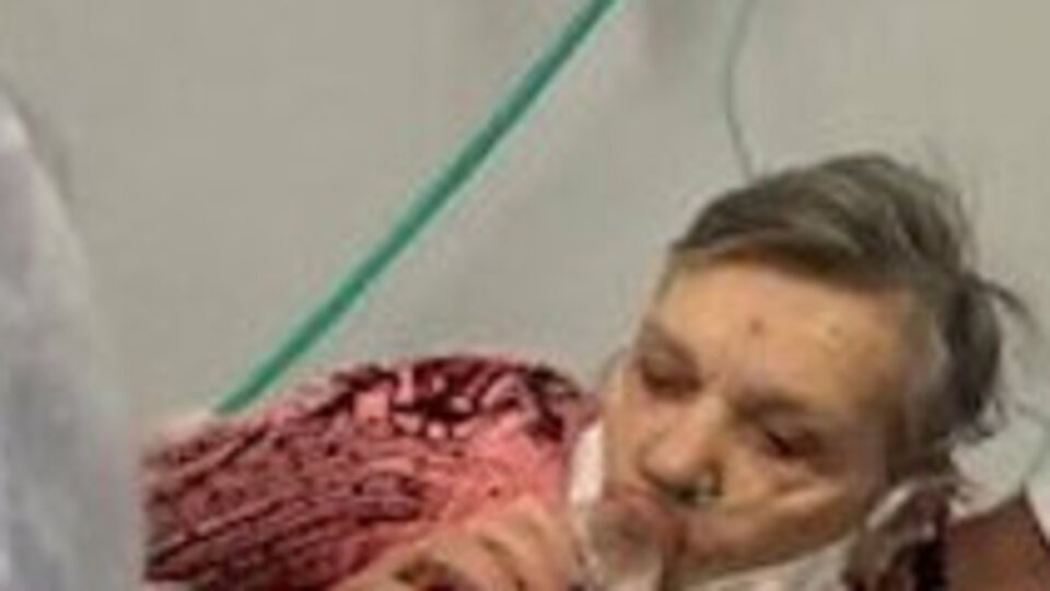 Ülke lideri korona hastalarıyla el ele kol kola!