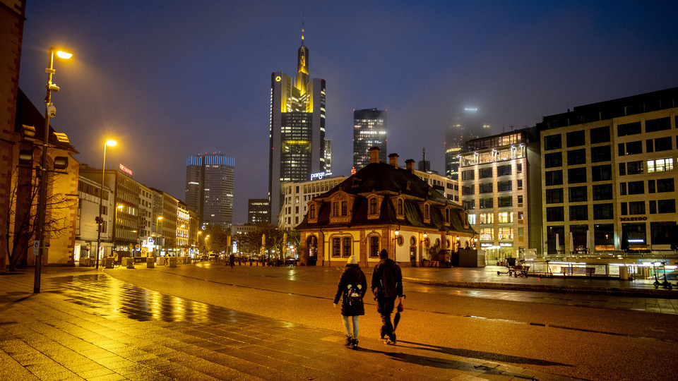 Avrupa'da 3. dalga korkusu: Sert tedbirler geri döndü!