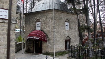 Türbeye Fransız tarzı tente taktılar!