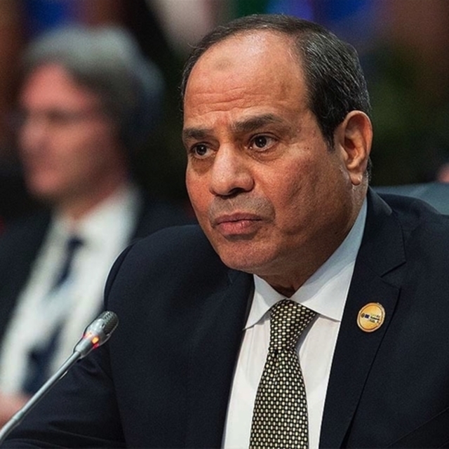 Sisi kurşun geçirmez camın arkasından konuştu, alay konusu oldu!