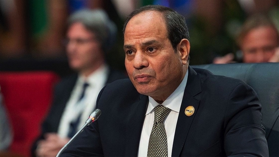 Sisi kurşun geçirmez camın arkasından konuştu, alay konusu oldu!
