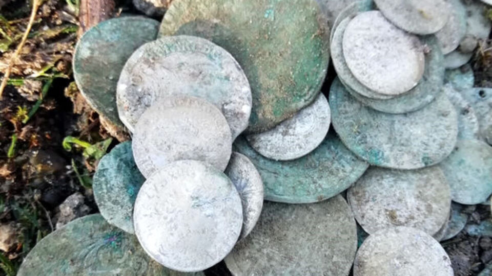 Kazı sırasında kırılınca içinden çıktı