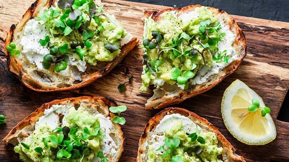 Avokado ve hellimli bruschetta tarifi