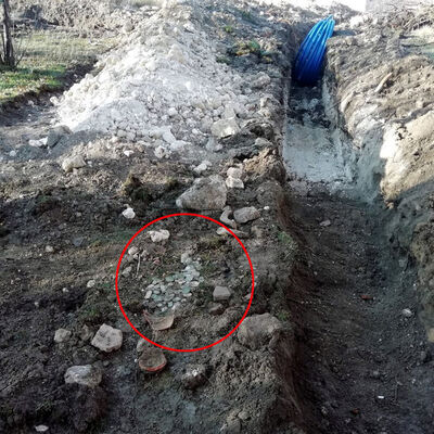 Kepçeyi vurdu, kırılan küpten döküldü!