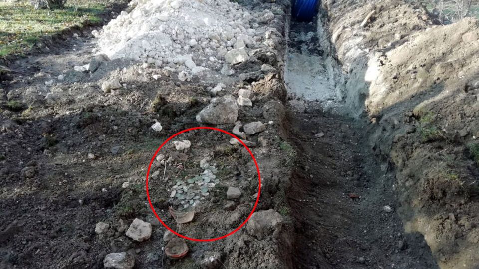 Kepçeyi vurdu, kırılan küpten döküldü!