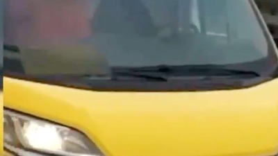 Trafikte koltuk değiştirip dans etti!