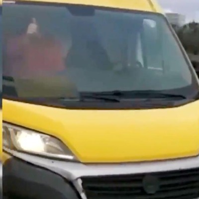 Trafikte koltuk değiştirip dans etti!