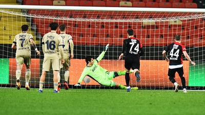 3 stoper 6 penaltı!