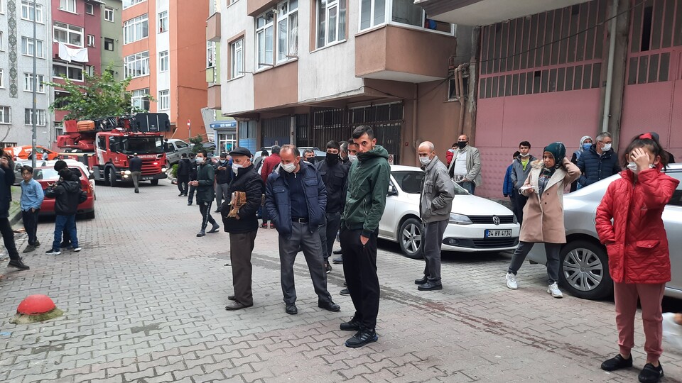 Yangın çıkınca kısıtlamayı unutup sokağa döküldüler